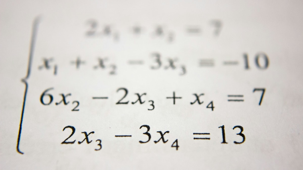 Geometrik teorem eskizleri antik pergeller ve matematik çalışma masası