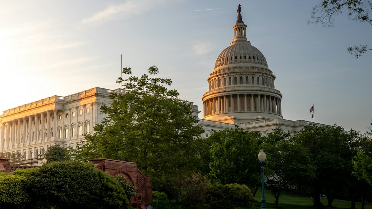 Alacakaranlıkta parlayan ABD Kongre Binası kubbesi ve Washington DC silüeti
