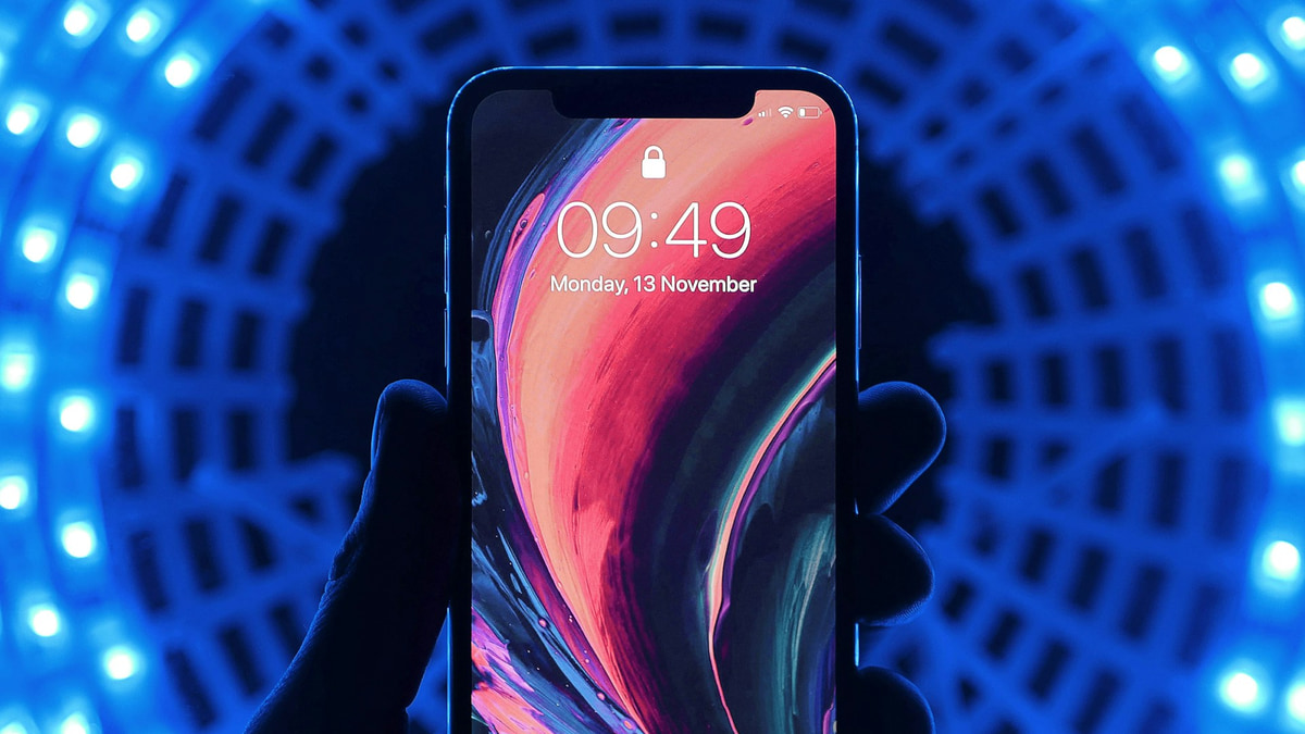 Ev ortamında ahşap sehpa üzerinde duran ve bildirim yayan akıllı telefon