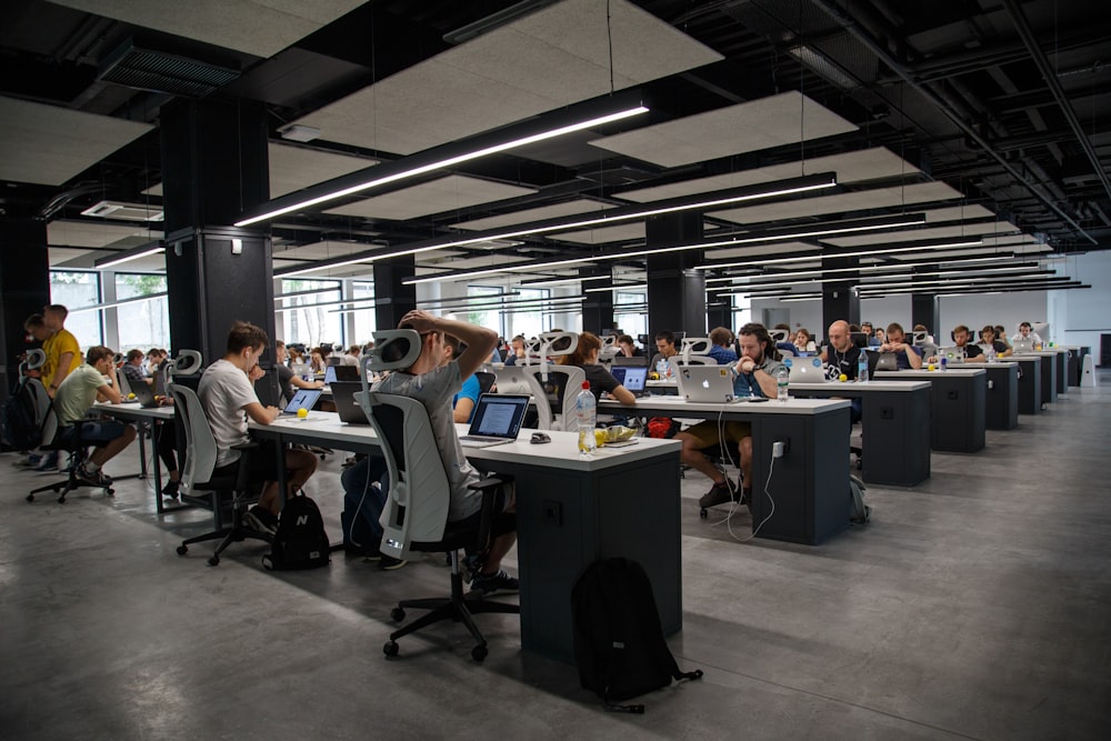 Modern ofiste çalışan ekip