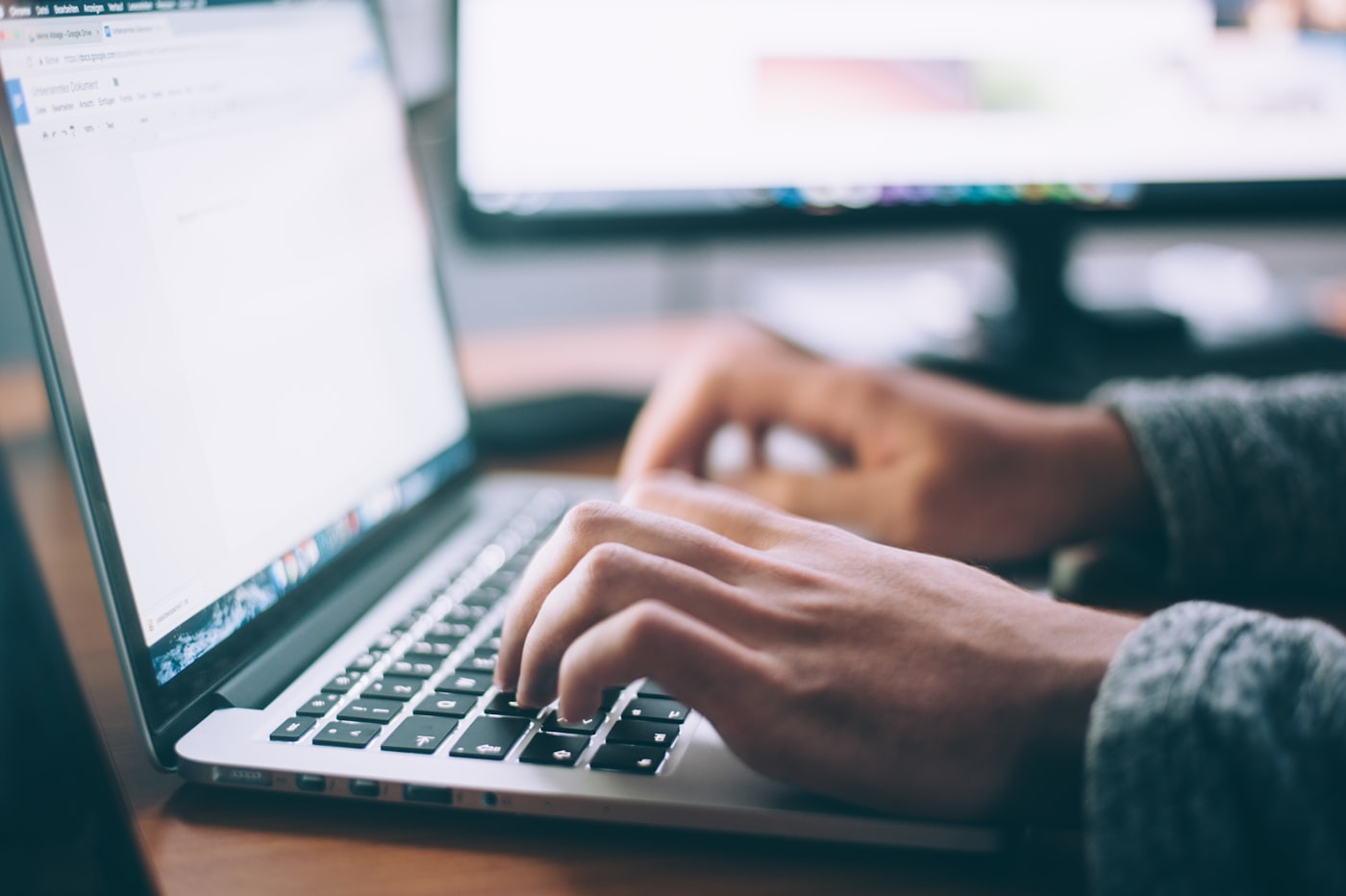 Laptop başında çalışan kişi — dijital iş dünyası