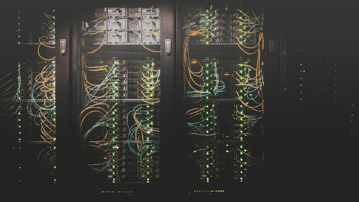 Yüksek hızlı veri merkezi sunucularında ağ bağlantılarını denetleyen donanım mühendisi