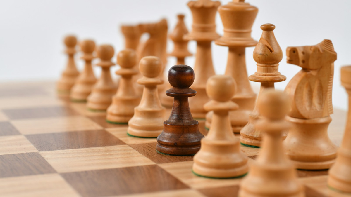 Stratejik zekâ ve hız dengesini simgeleyen monokrom satranç taşları
