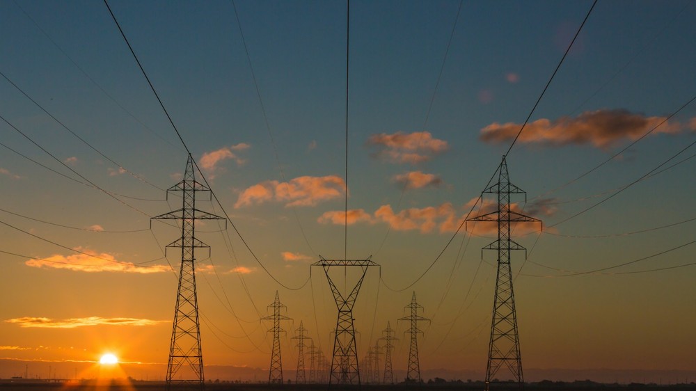 Alacakaranlıkta enerji nakil hatları ve yüksek gerilim trafo merkezi