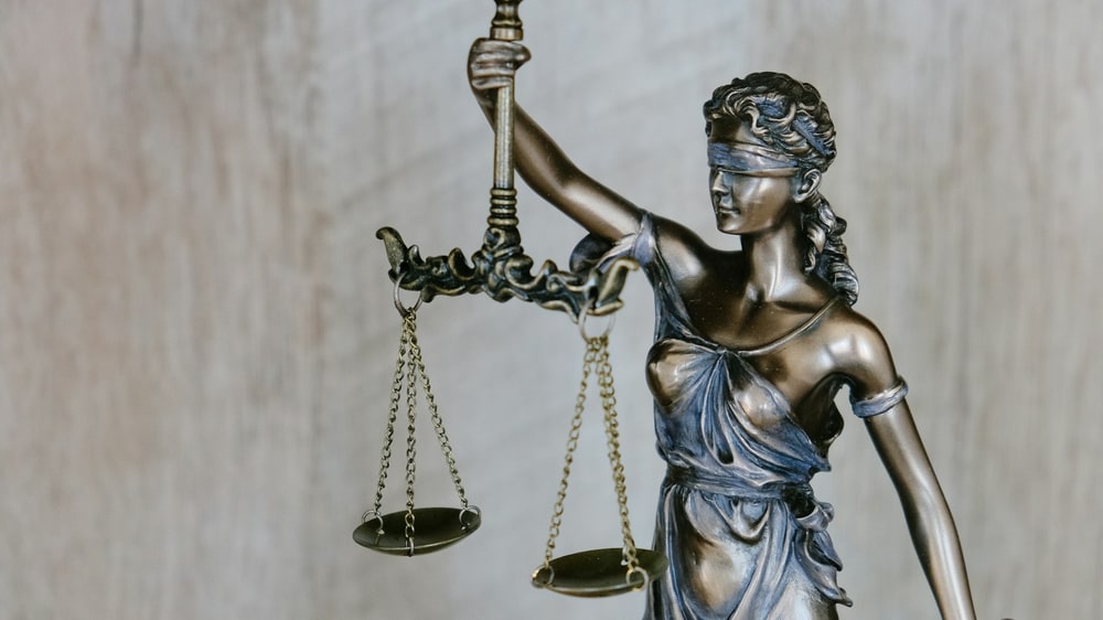 Adliye binası sütunları ve yargı salonundaki adalet terazisi sembolü