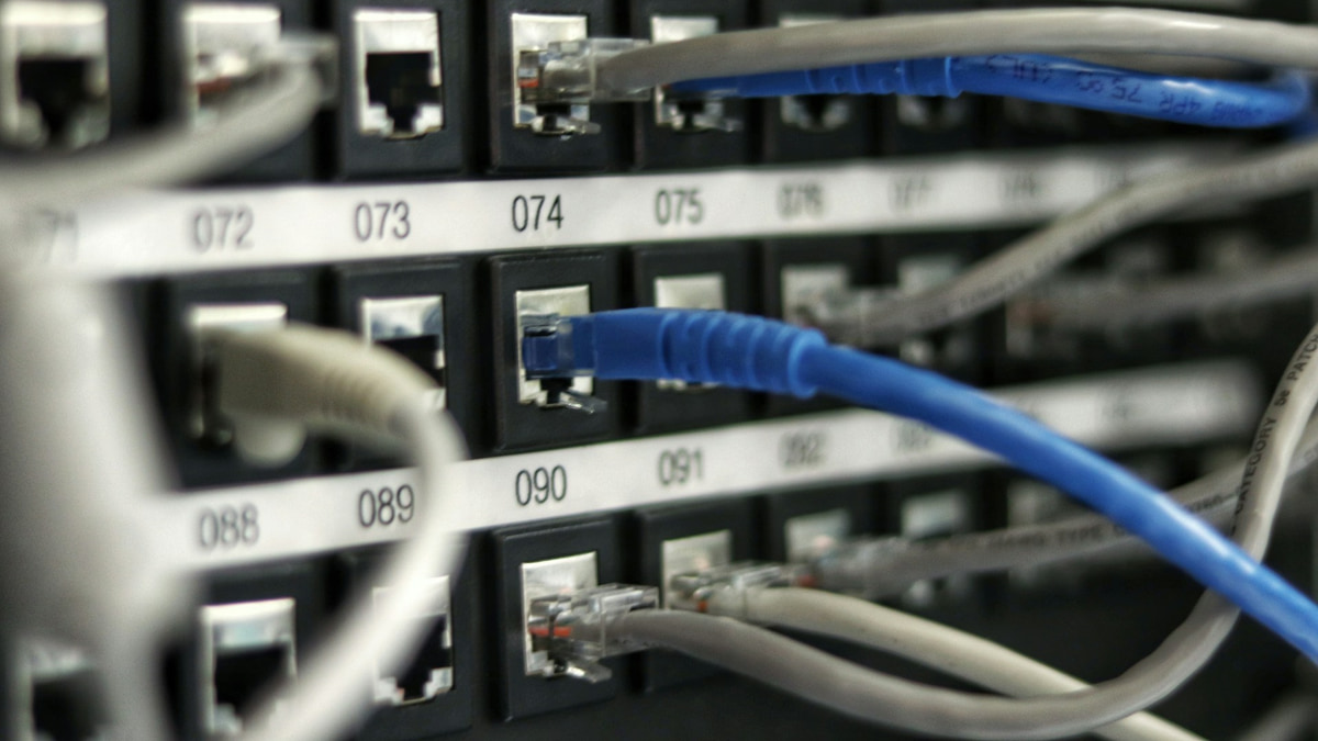 Yüksek yoğunluklu bulut sunucu rafları ve fiber optik ağ altyapısı