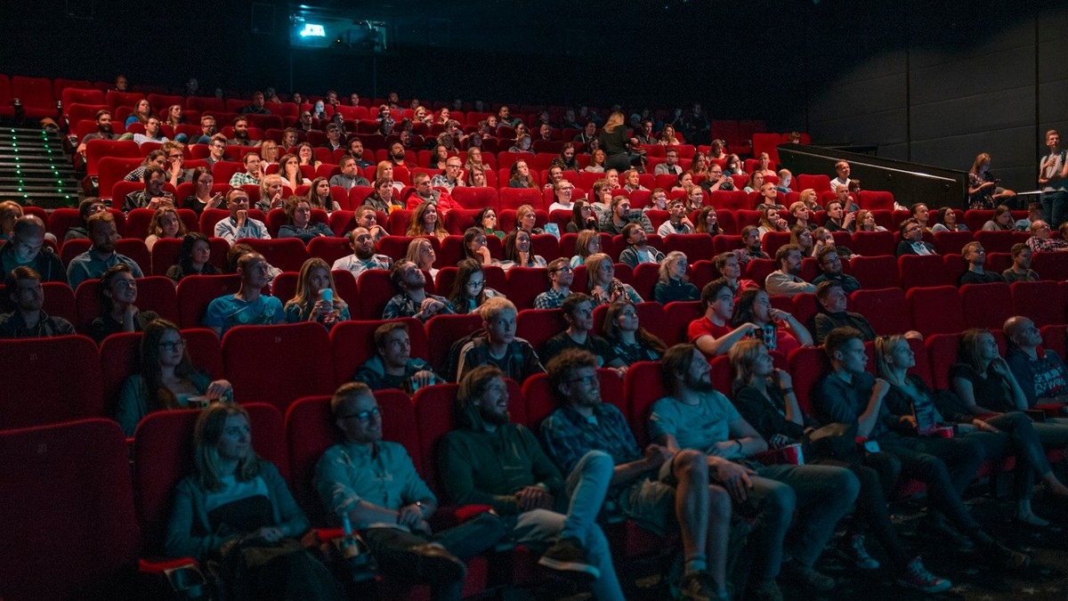 Film prodüksiyon stüdyosu sinema kamerası ve set aydınlatmaları