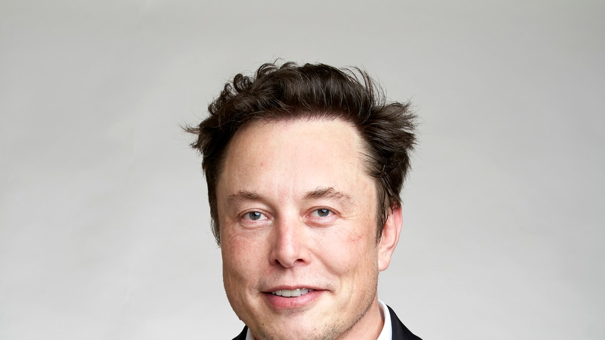 Elon Musk resmi portresi ve derin düşünceli yüz ifadesi yakın çekim