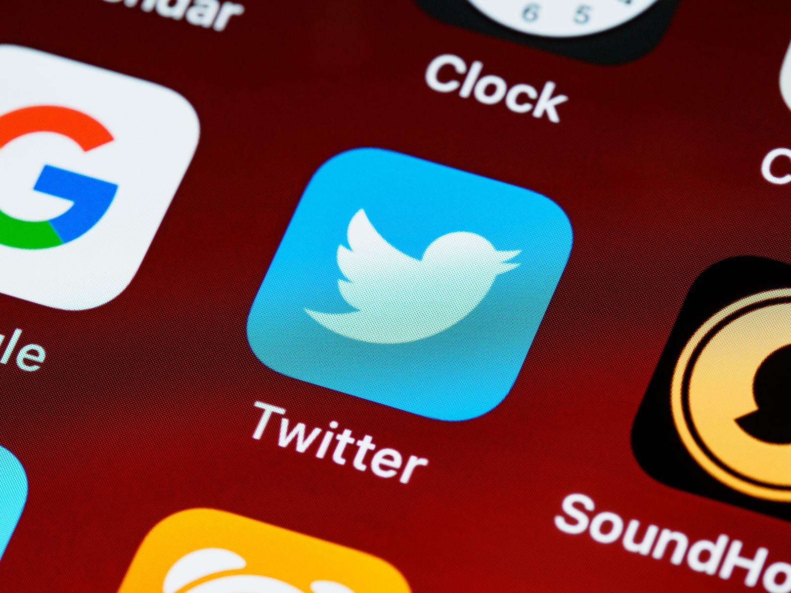 Akıllı telefonda Twitter uygulaması ikonu önde ve net