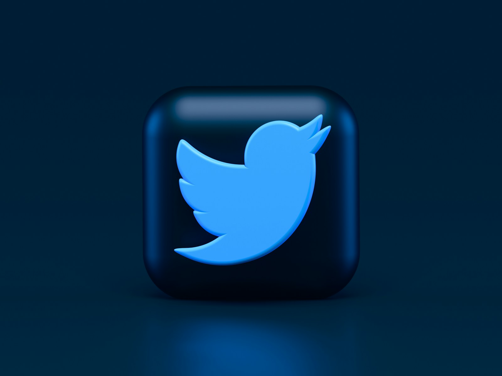 Koyu fonda 3B mavi Twitter kuşu logosu — platformun simgesi