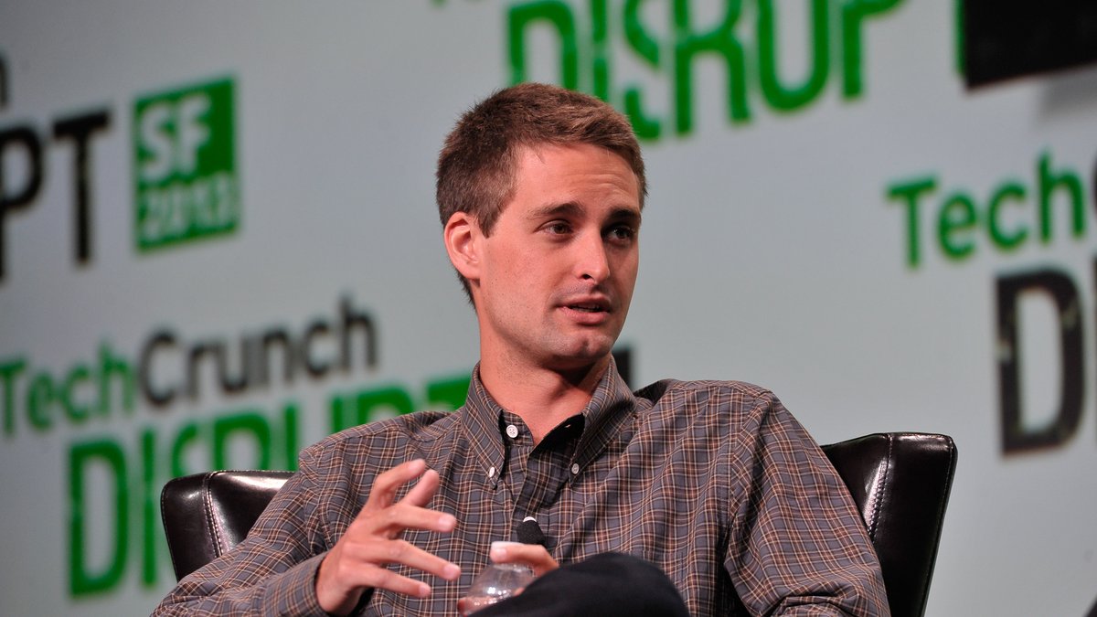 Snapchat kurucusu ve Snap Inc CEO'su Evan Spiegel teknoloji sahnesinde konuşma yaparken