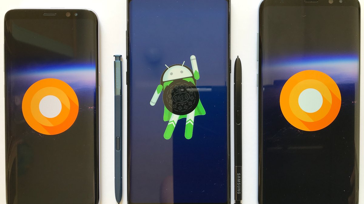 Android uygulama geliştiricisi çalışma masasında akıllı telefon ve ödeme onay ekranı
