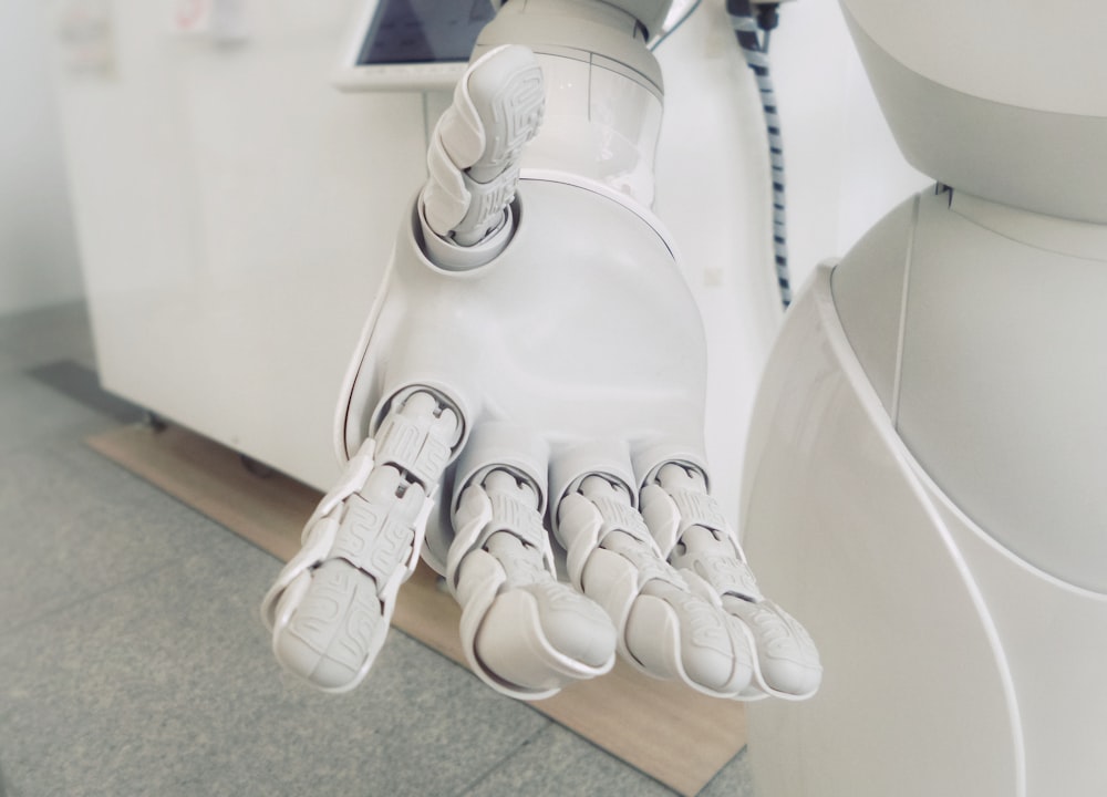 İnsan benzeri robot yüzü ve yapay zeka kavramı