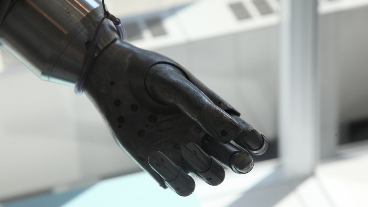 Hugging Face LeRobot 2.0 açık kaynak robotik yazılım kütüphanesi ve iki kollu robotik platform