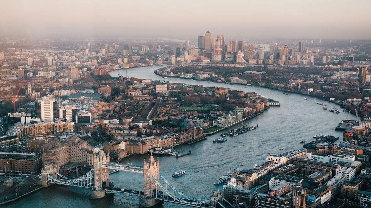 Londra Westminster Sarayı ve Thames Nehri üzerinde sisli, dramatik jeopolitik istihbarat atmosferi