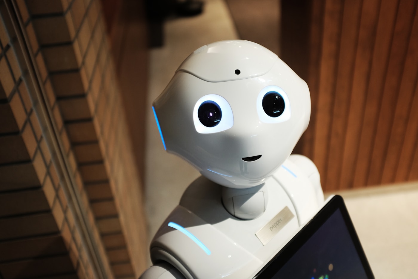 Fabrika zemininde insan işçilerle senkronize çalışan kolaboratif endüstriyel robotlar