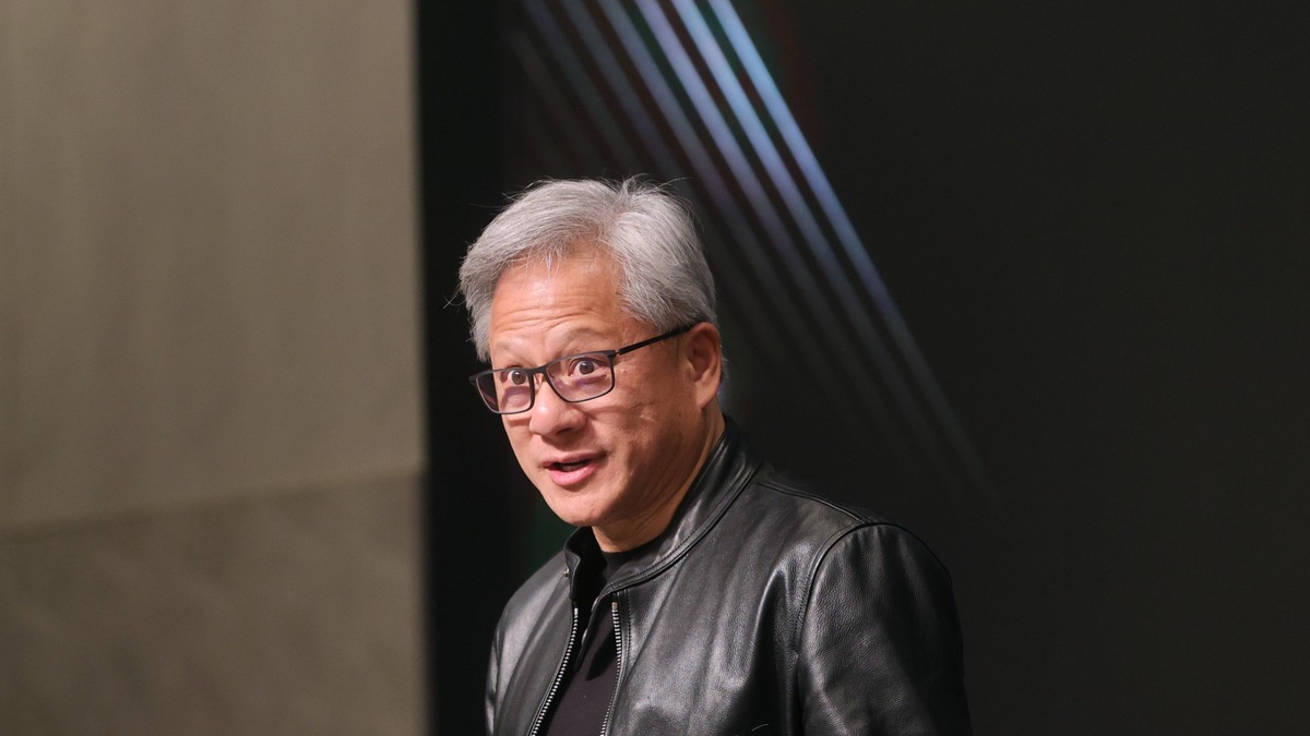 Küresel teknoloji konferansında sahne ışıkları altında konuşma yapan Nvidia CEO'su Jensen Huang