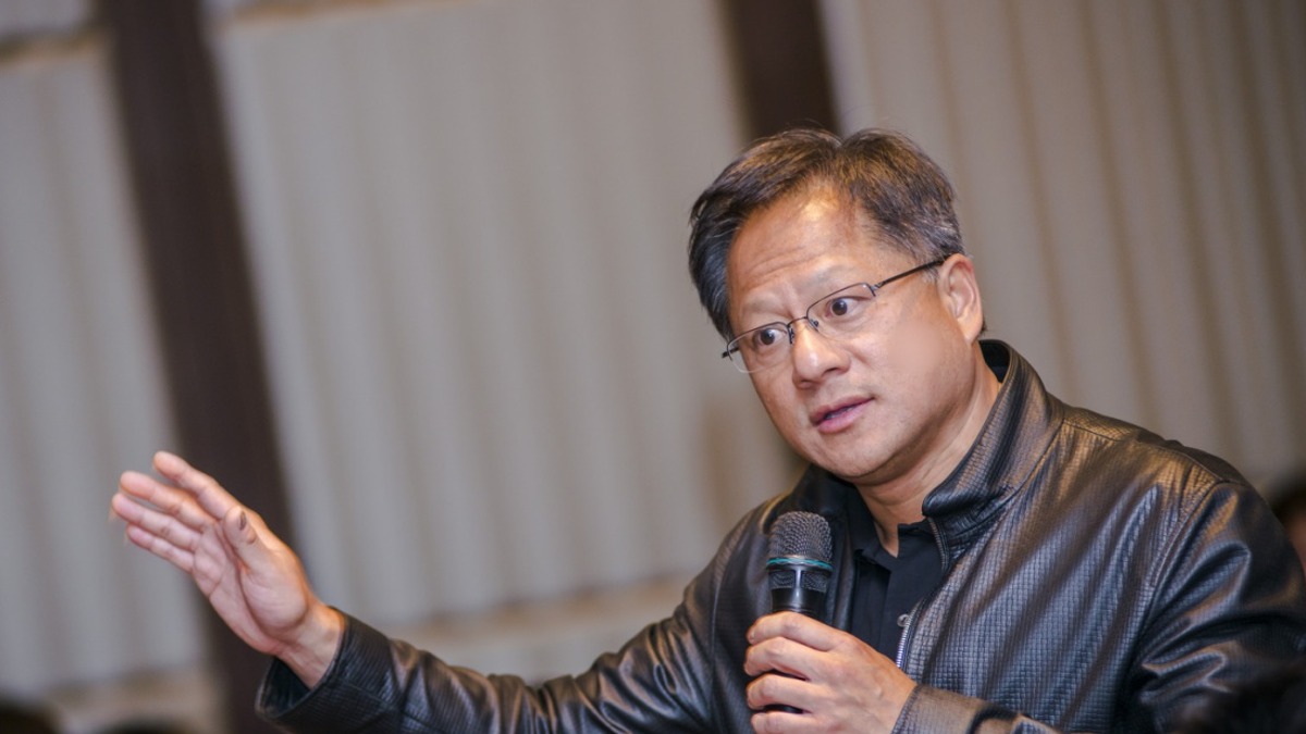 Nvidia CEO'su Jensen Huang stüdyo röportajında yapay zeka ve çip teknolojilerinin geleceğini anlatırken