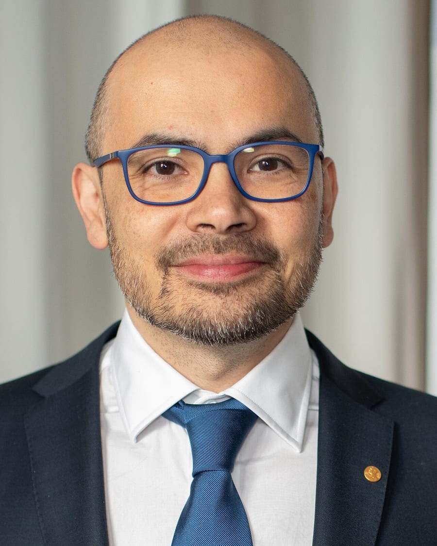 Demis Hassabis portresi — Wikimedia Commons