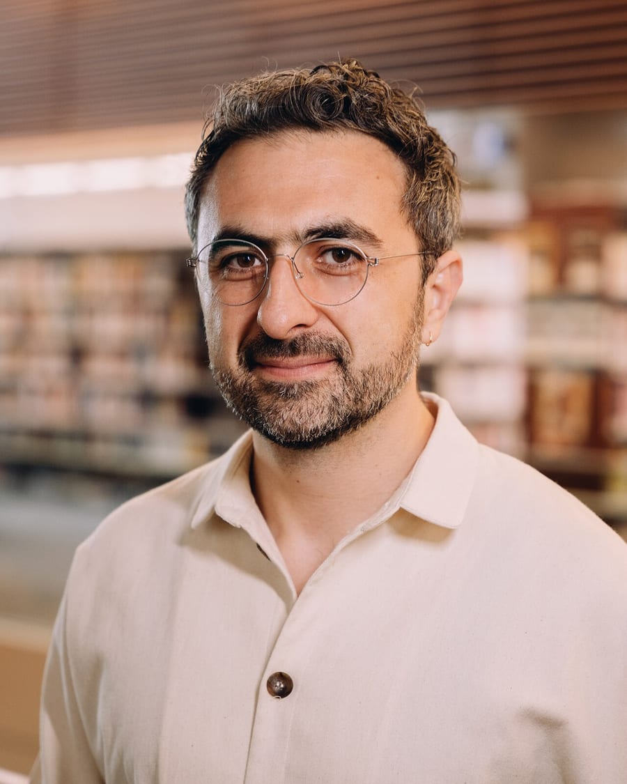 Mustafa Suleyman portresi — Wikimedia Commons