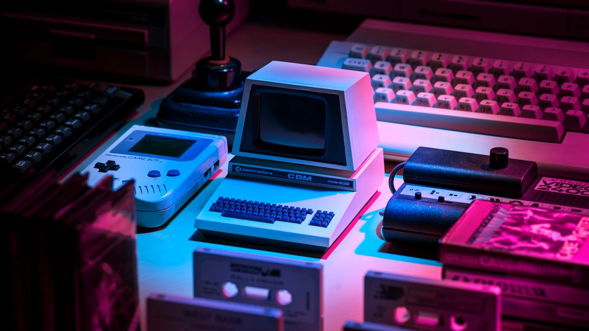 Dijital tasarım stüdyosunda retro ve modern oyun donanımları ortamı