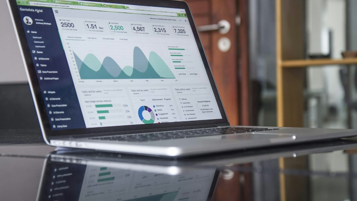 Modern ofis ortamında büyük analitik ekranlar üzerinden kurumsal operasyonları yöneten veri uzmanları