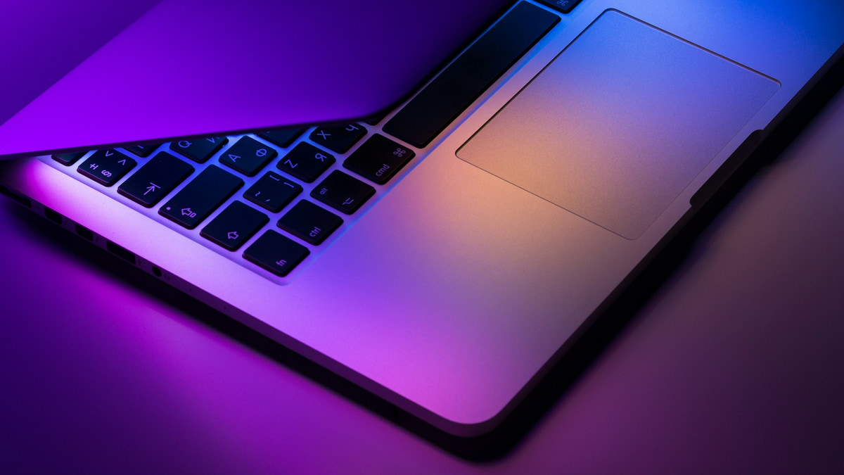 İkili Mac Studio donanım kümesi ve yerel açık ağırlıklı model çıkarım istasyonu