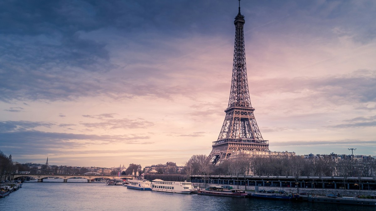 Alacakaranlıkta Paris silüeti ve Avrupa egemen veri merkezi mimarisi