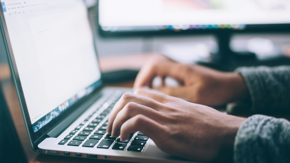 Avrupa tarzı aydınlık çalışma ortamında güvenli ve odaklanmış internet tarayıcı oturumu