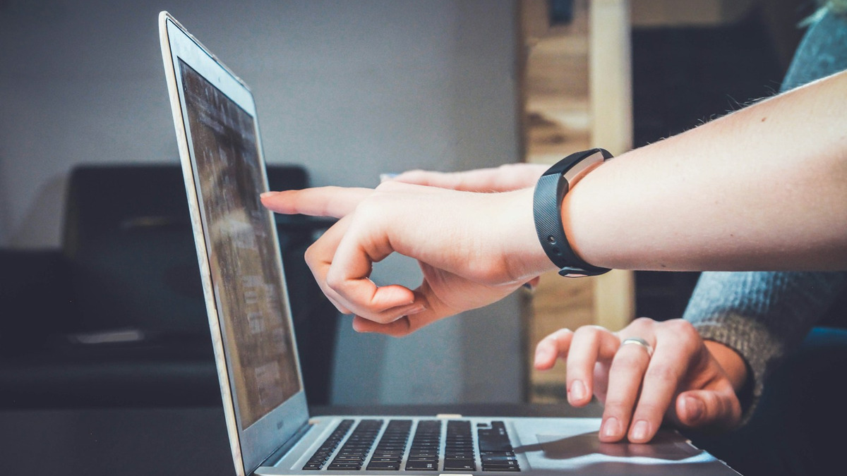 Modern çalışma masasında açık laptop üzerinde gizlilik ve yapay zekâ odaklı akıllı tarayıcı penceresi