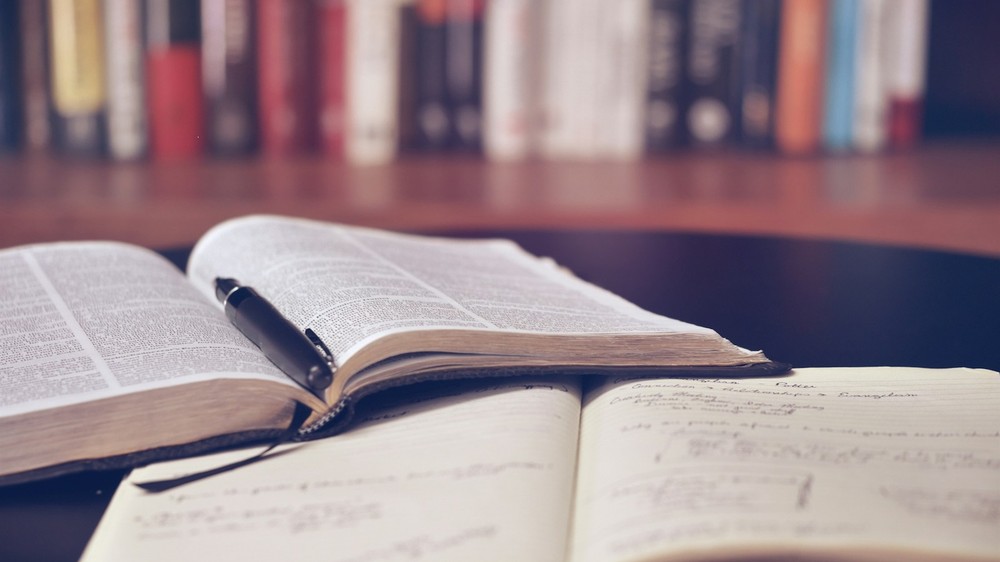 Klasik üniversite araştırma kütüphanesinde ciltli matematik dergileri ve akademik arşivler