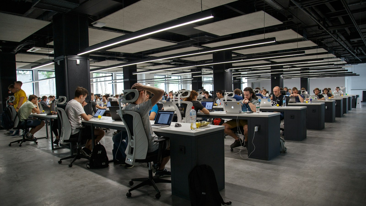 Gelişmiş kurumsal laboratuvarda birlikte çalışan otonom bulut ajanları ve dijital ağ altyapısı