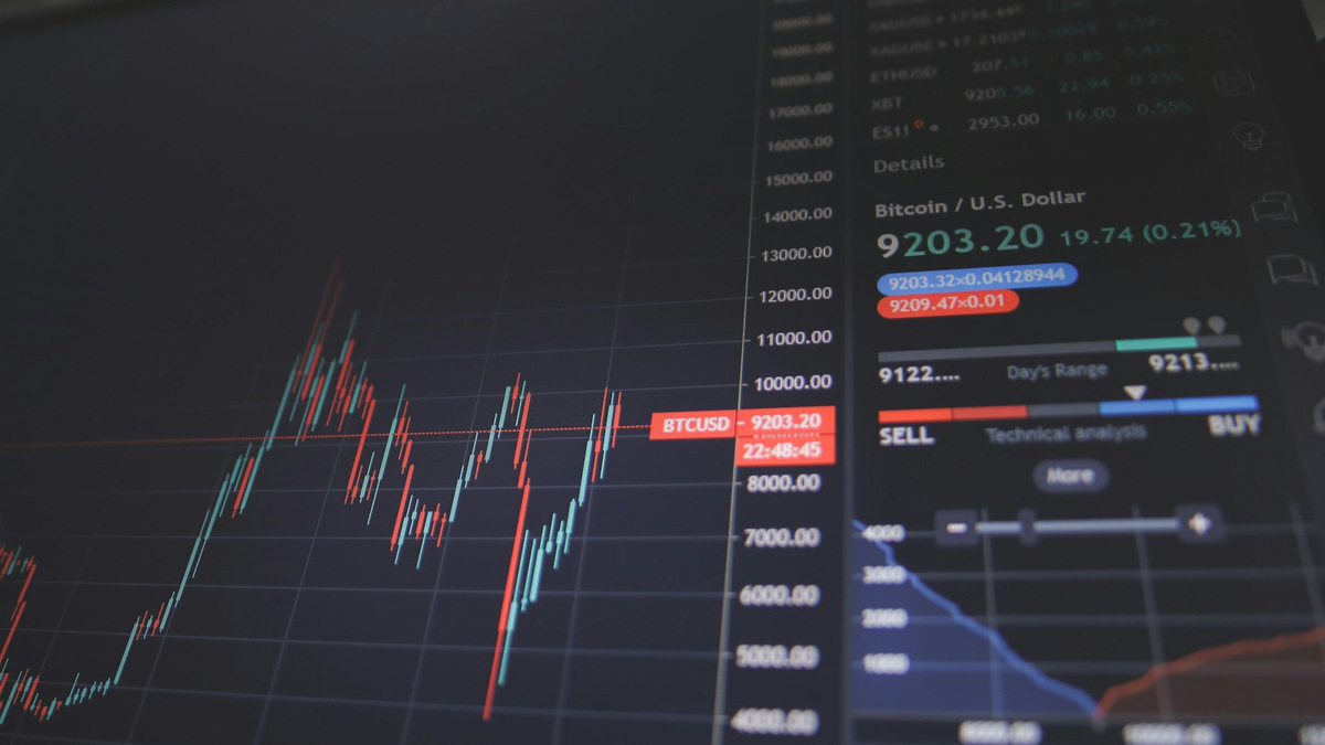 Sabah seansında Wall Street borsa işlem salonu ve finansal grafik ekranları