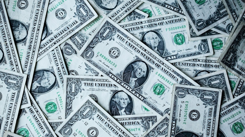 Finansal muhasebe belgeleri, yatırım hesaplama tabloları ve döviz grafikleri