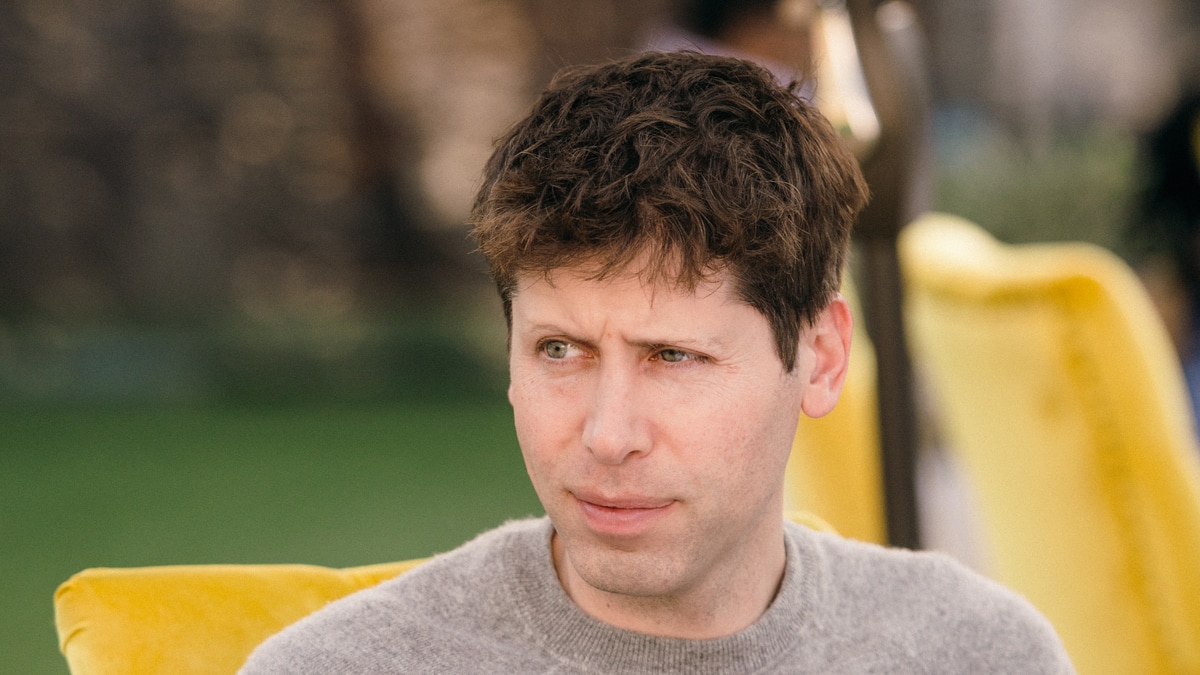OpenAI CEO'su Sam Altman'ın düşünceli portresi ve arka planda altın ile mavi ışıklarla aydınlanan veri merkezi ve yönetim kurulu salonu