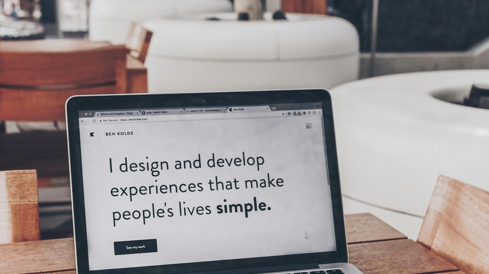Minimalist Apple tasarım estetiğini yansıtan temiz ahşap çalışma masası