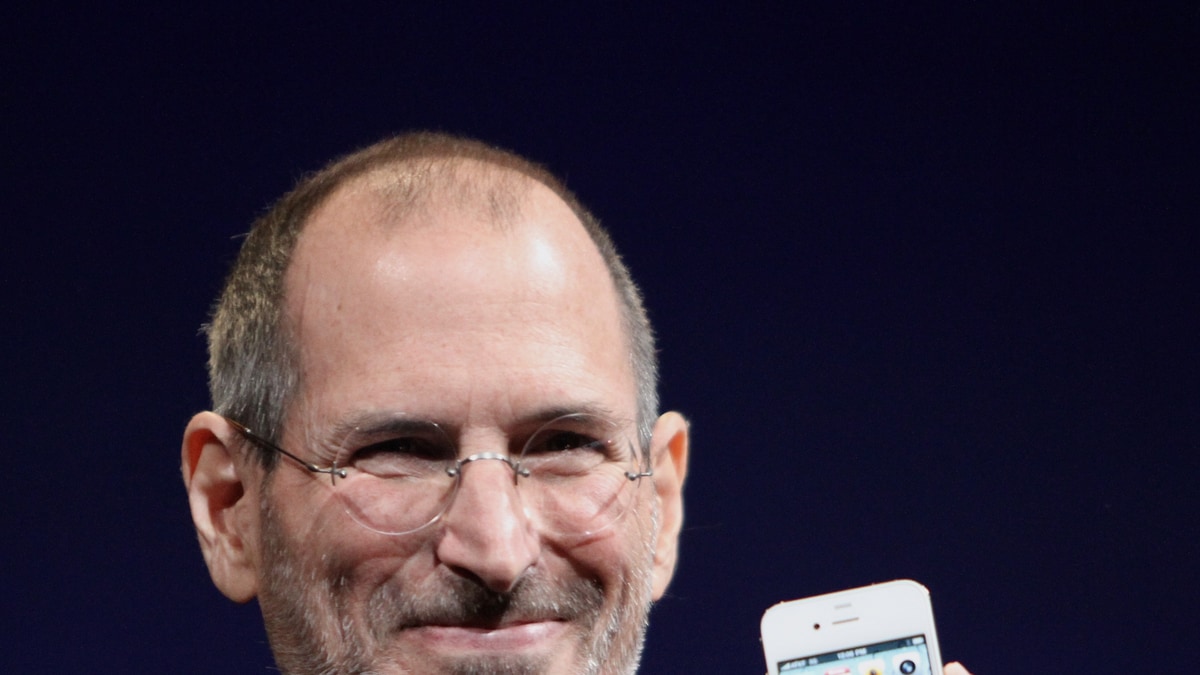 Steve Jobs siyah balıkçı yaka kazağı ve karizmatik yüz ifadesiyle ikonik portresi