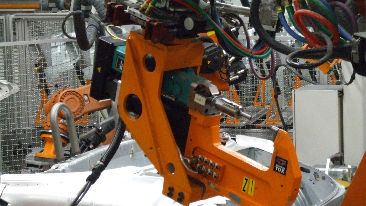 Tesla Optimus Gen-3 insansı robot Berlin Gigafactory üretim hattında batarya montajı yaparken