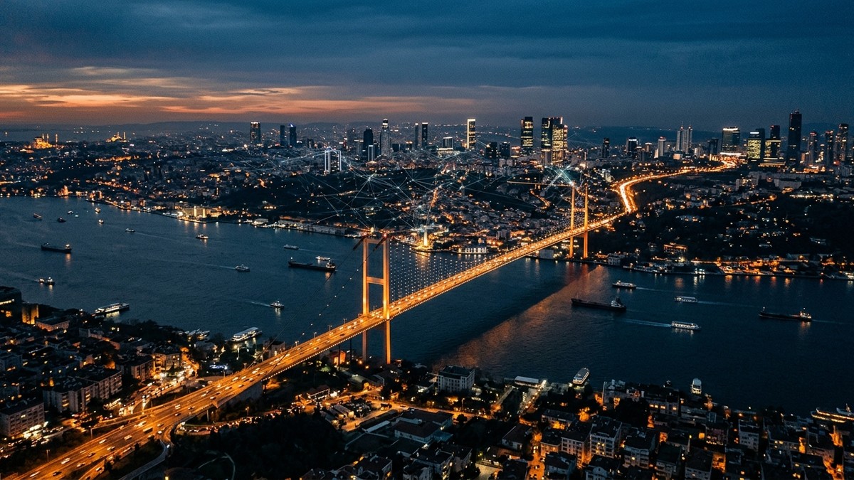 Alacakaranlıkta İstanbul Boğazı, aydınlatılmış köprü ve finans merkezini bağlayan dijital inovasyon ağı