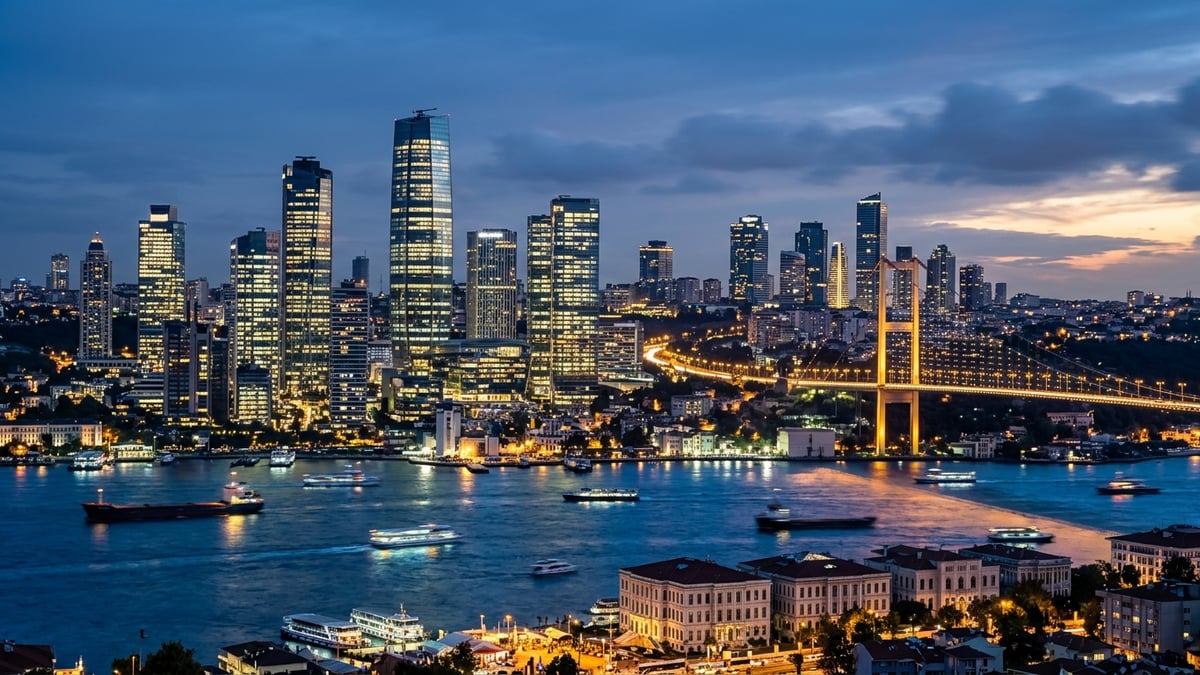 İstanbul Boğazı ve modern gökdelenlerin alacakaranlıkta ışıldayan yüksek teknoloji panoraması