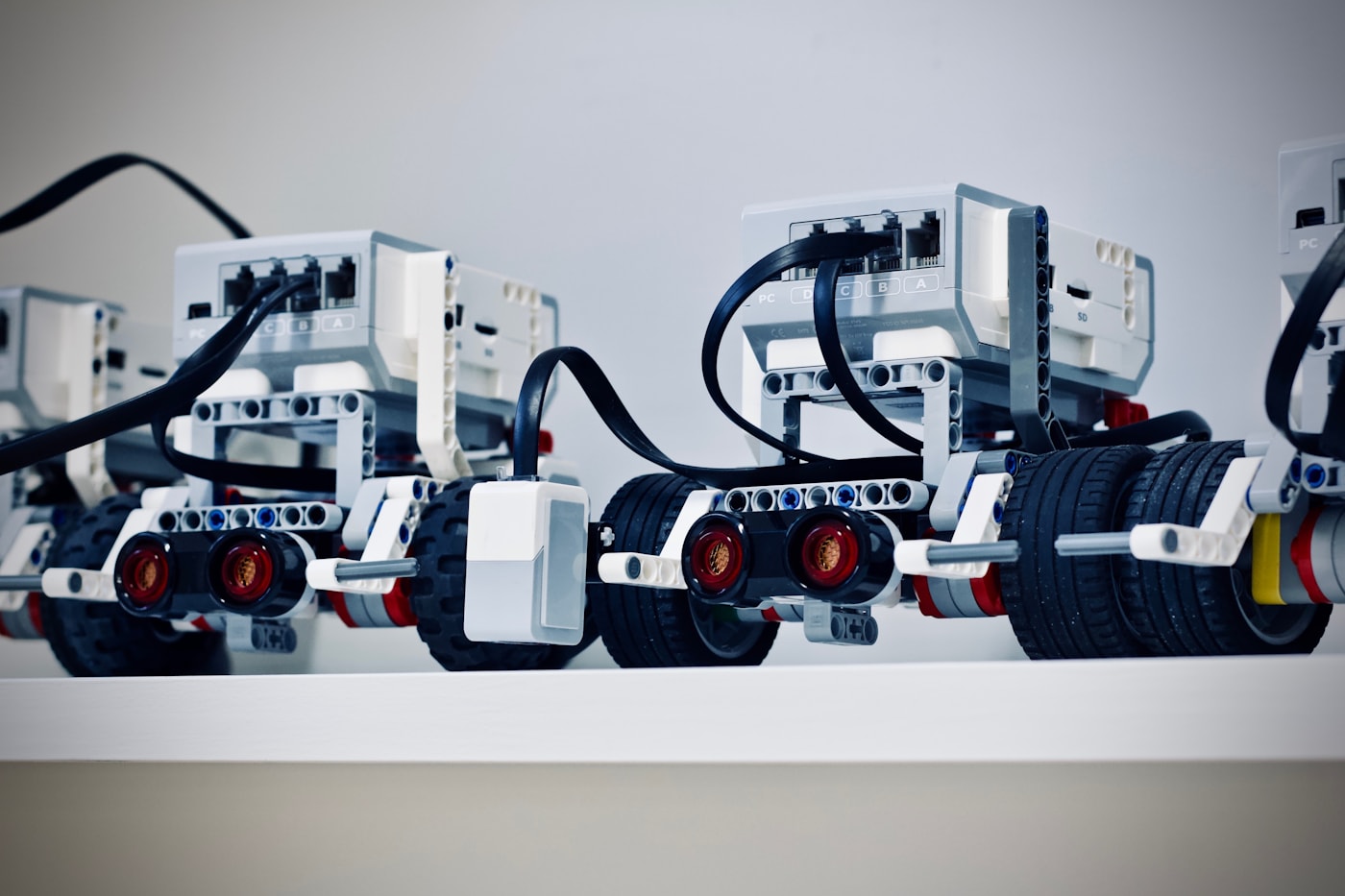 Unitree Robotics fabrikasında seri üretim bandında insansı robotların montajı