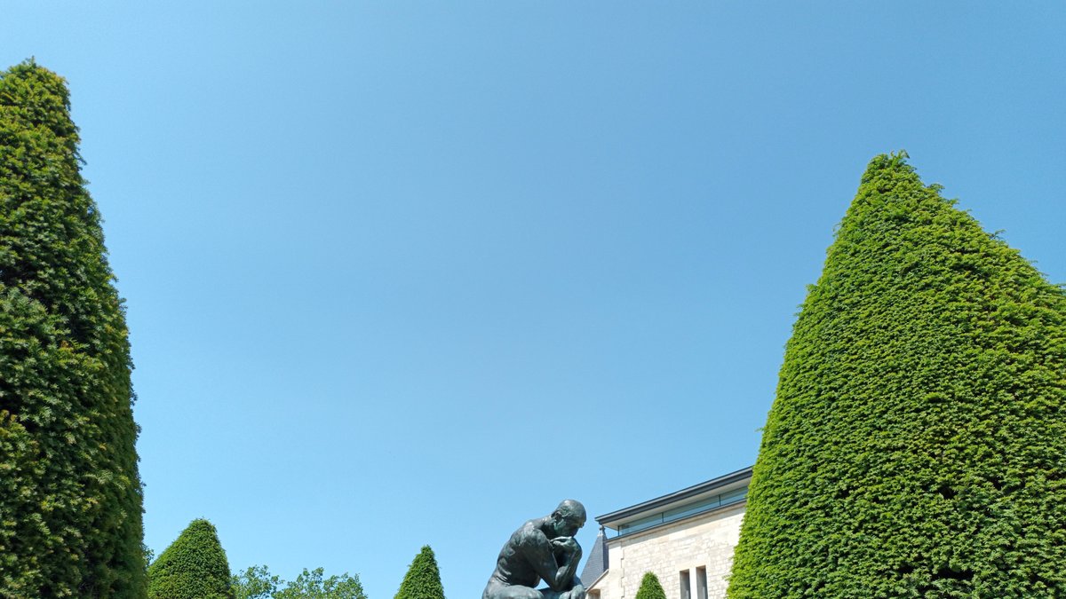 Auguste Rodin'in Düşünen Adam heykeli ve derin gölgeler altında insan bilinci ve yapay zeka riski